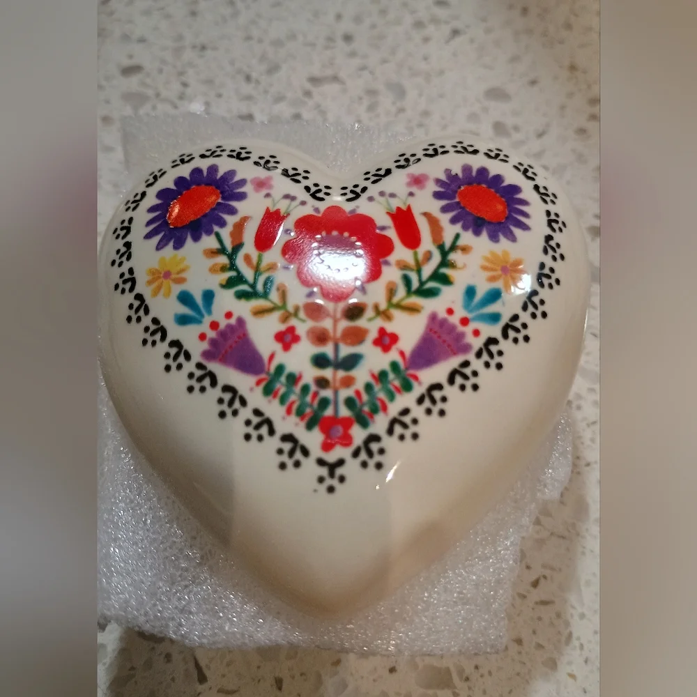 NWT Adorable Natural Life Ceramic Heart Trinket Box